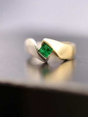 кольцо с изумрудом