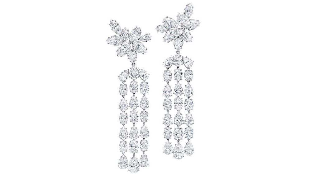 Бриллиантовые серьги проданы за 165 100 долларов, что ниже их оценки в 180 000–220 000 долларов Бриллиантовые серьги проданы за 165 100 долларов, что ниже их оценки в 180 000–220 000 долларов