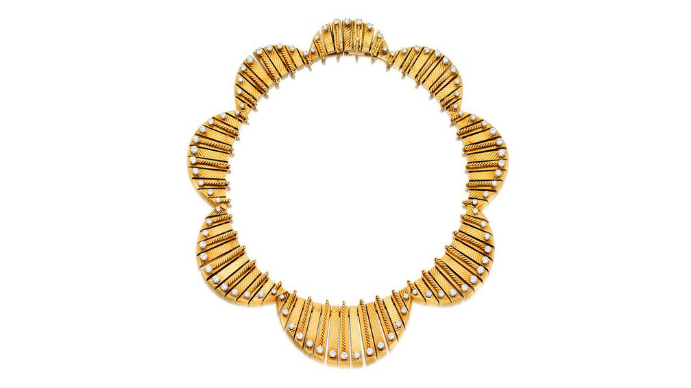 Это колье от Cartier, выпущенное примерно в 1953 году, украшено золотой волнистой бахромой с бриллиантами Это колье от Cartier, выпущенное примерно в 1953 году, украшено золотой волнистой бахромой с бриллиантами