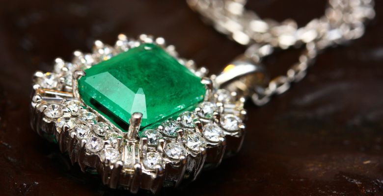 Украшения с изумрудами для Львов: подходят или нет?