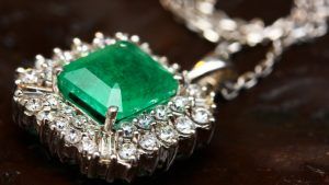 Украшения с изумрудами для Весов: подходят или нет?