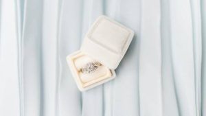 Как носить помолвочное кольцо после свадьбы