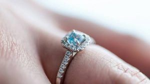 Украшения с аквамарином для Весов: подходят или нет?