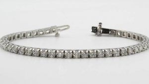 Украшения с цирконом для Раков: подходят или нет?