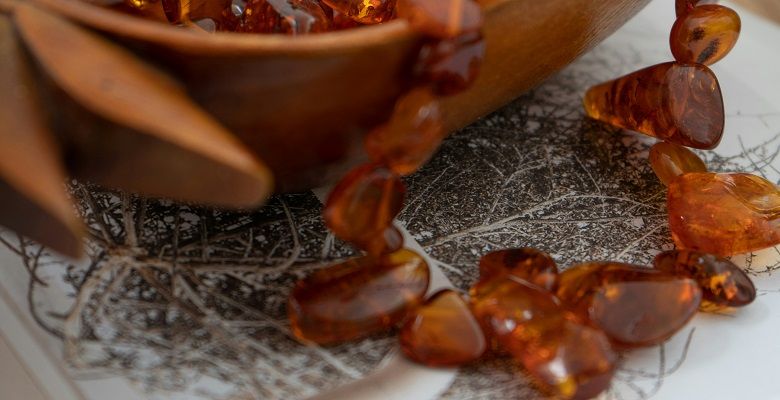 Янтарные украшения для Раков: подходят или нет?