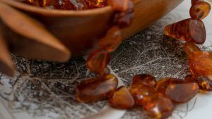 Янтарные украшения для Раков: подходят или нет?