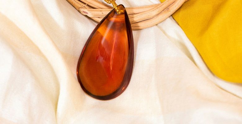 Янтарные украшения для Весов: подходят или нет?