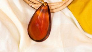Янтарные украшения для Весов: подходят или нет?