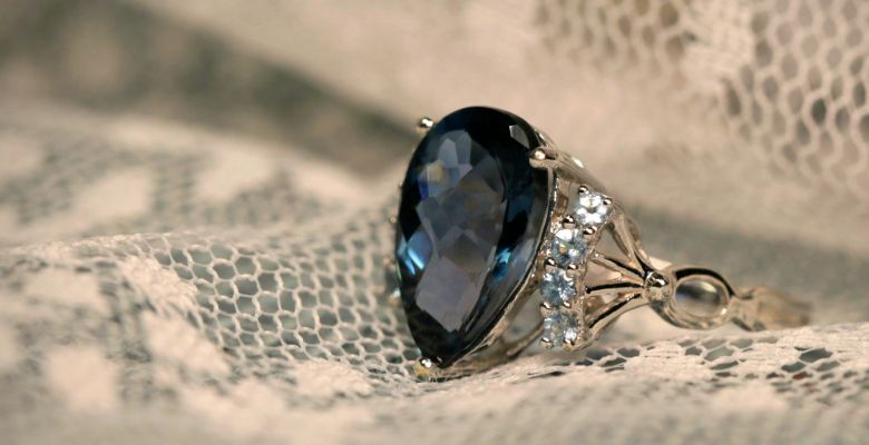 Украшения с топазом для Водолеев: подходят или нет?