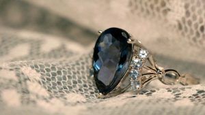 Украшения с топазом для Водолеев: подходят или нет?