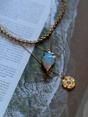 колье с опалом