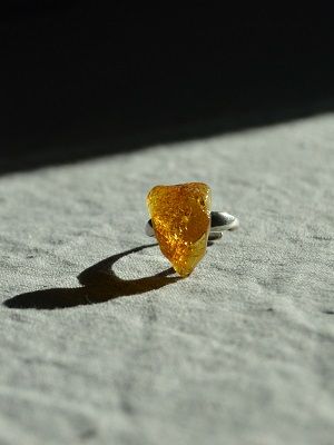 кольцо с янтарем