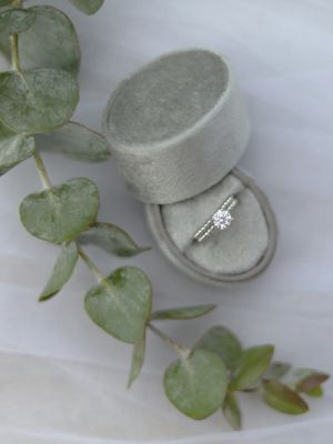 кольцо с бриллиантом