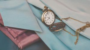 Часы на цепочке: как выделиться благодаря стильному аксессуару?