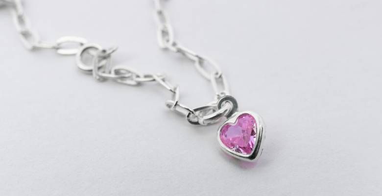 Украшения с розовым кварцем для Козерогов: подходят или нет?