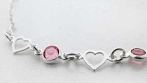 Украшения с розовым кварцем для Водолеев: подходят или нет?