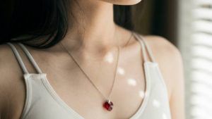 Выбираем самые модные подвески и кулоны этого сезона