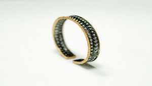 Разомкнутые браслеты: какие бывают и как носить