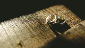 Интересные идеи для гравировки на кольца для пар