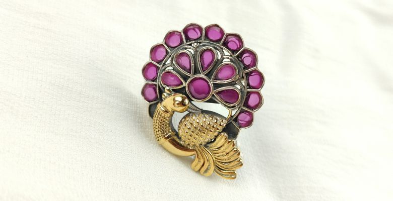 Броши с камнями: какие бывают и как красиво их носить