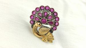 Броши с камнями: какие бывают и как красиво их носить