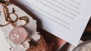 Украшения с розовым кварцем для Стрельцов подходят или нет