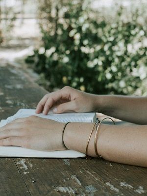 Разомкнутые браслеты