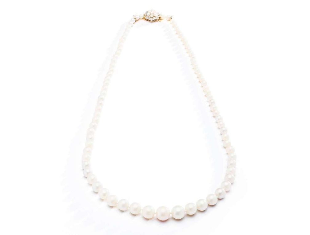 Однорядное ожерелье из градуированных жемчужин с застежкой из 18-каратного золота, украшенной мелкими жемчужинами и бриллиантами Однорядное ожерелье из градуированных жемчужин с застежкой из 18-каратного золота, украшенной мелкими жемчужинами и бриллиантами