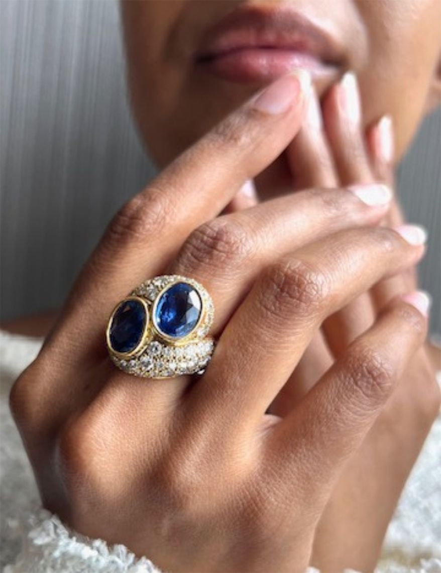 Винтажное кольцо с двумя сапфирами в оправе безель и мерцающим массивом бриллиантов от Dinh Van