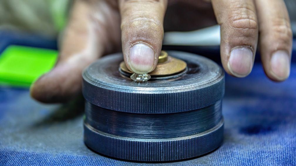 Бриллиант на фабрике в Индии