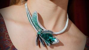 Объемные чокеры и ожерелья-воротники возвращаются в моду