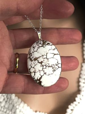 Подвески с магнезитом: как выбрать и с чем носить