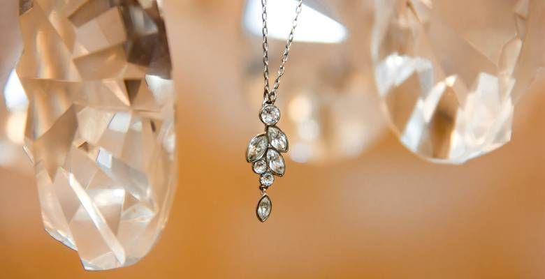 Подходят ли серебряные украшения для брюнеток