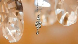 Подходят ли серебряные украшения для брюнеток