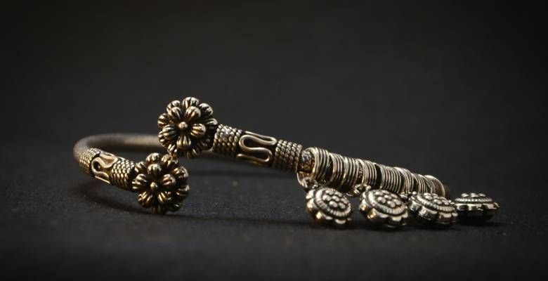 Подходят ли серебряные украшения для шатенок