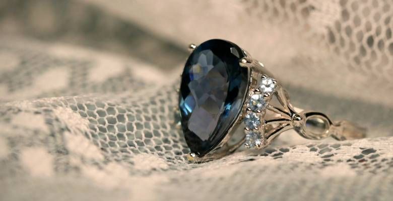 Подходят ли украшения с сапфирами брюнеткам