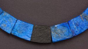 Украшения с лазуритом для Дев: подходят или нет?