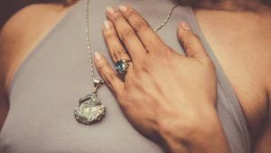 Украшения со шпинелью для Раков: подходят или нет?