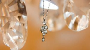Украшения с горным хрусталем для Козерогов: подходят или нет?