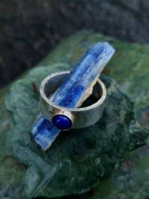 кольцо с лазуритом