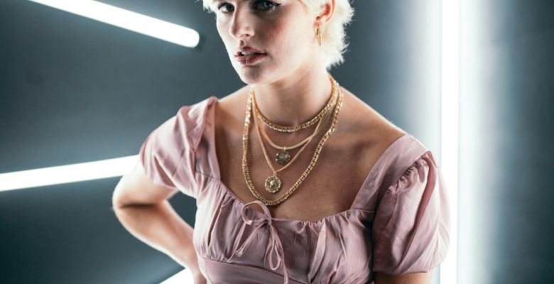 Сочетание цепочек и подвесок: как носить модно?