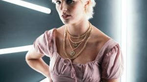 Сочетание цепочек и подвесок: как носить модно?