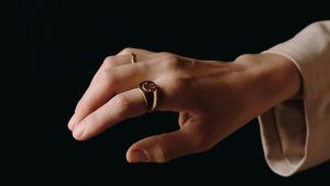 Как носить перстни и печатки и не выглядеть старомодно? Как носить перстни и печатки и не выглядеть старомодно?