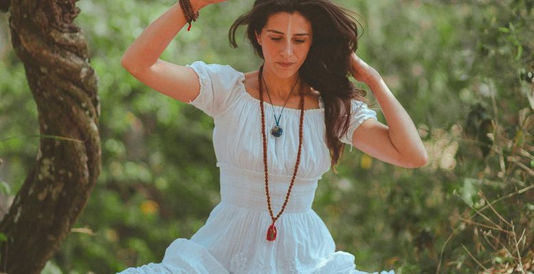 Подвески на длинном шнуре: как внести этот новый тренд в ваш образ