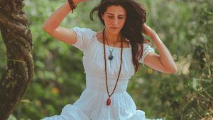 Подвески на длинном шнуре: как внести этот новый тренд в ваш образ