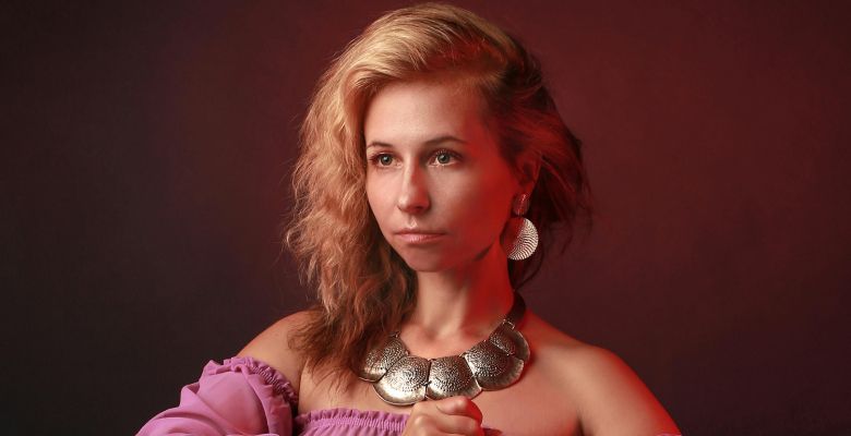 Крупные шейные украшения без вставок: какие бывают и как носить?