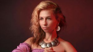 Крупные шейные украшения без вставок: какие бывают и как носить?