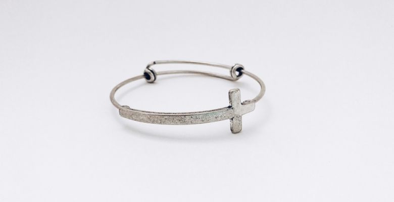 Как носить украшения с крупными крестами и выглядеть модно?