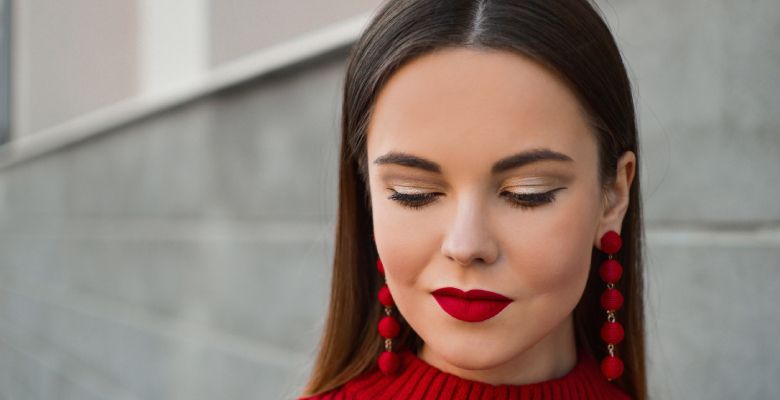 Как грамотно носить длинные серьги и выглядеть стильно?