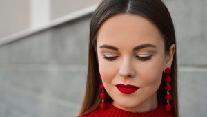 Как грамотно носить длинные серьги и выглядеть стильно?